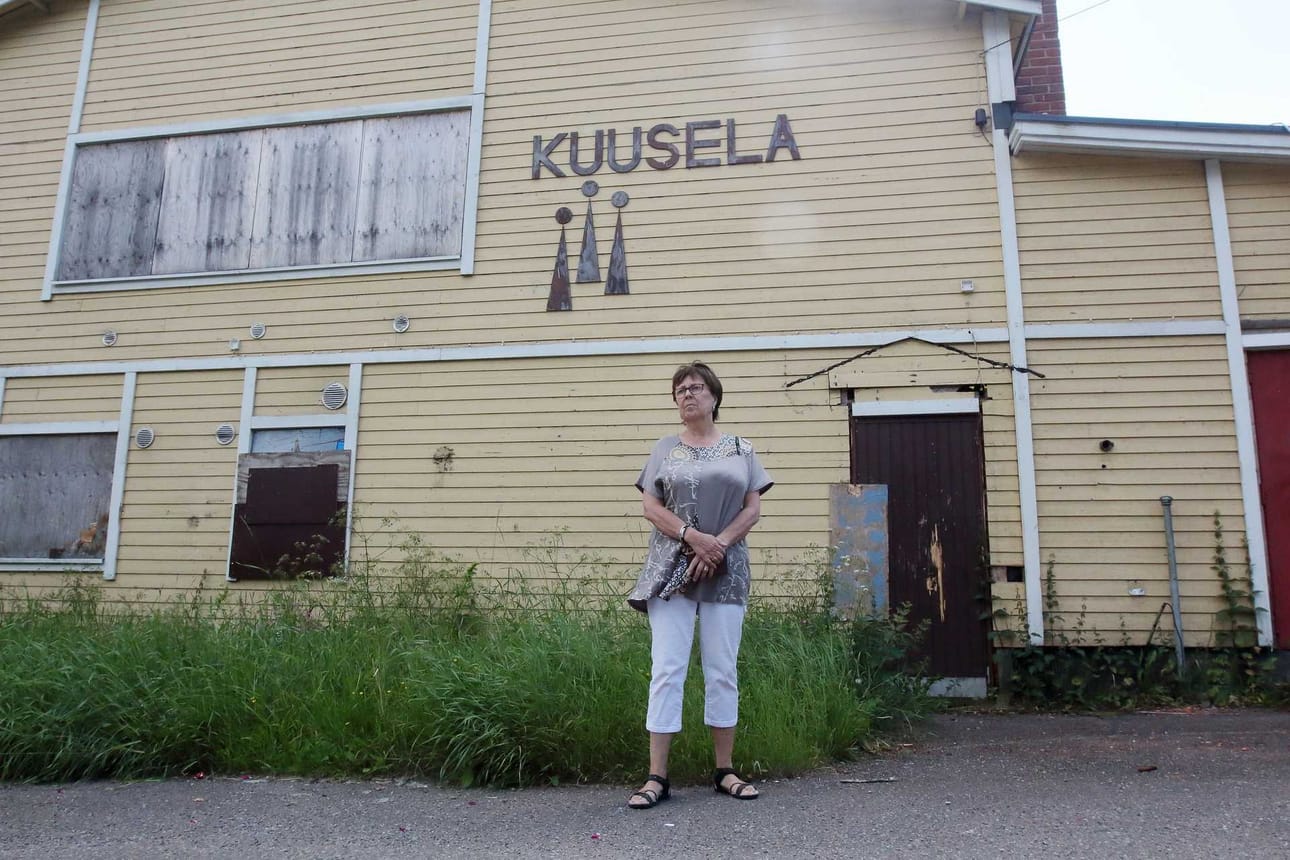 Marja-Leena Ojala kertoo nuorisoseuran teatteriharjoituksien pidettävän uudessa osoitteessa Kuuselan homeongelmien vuoksi.
