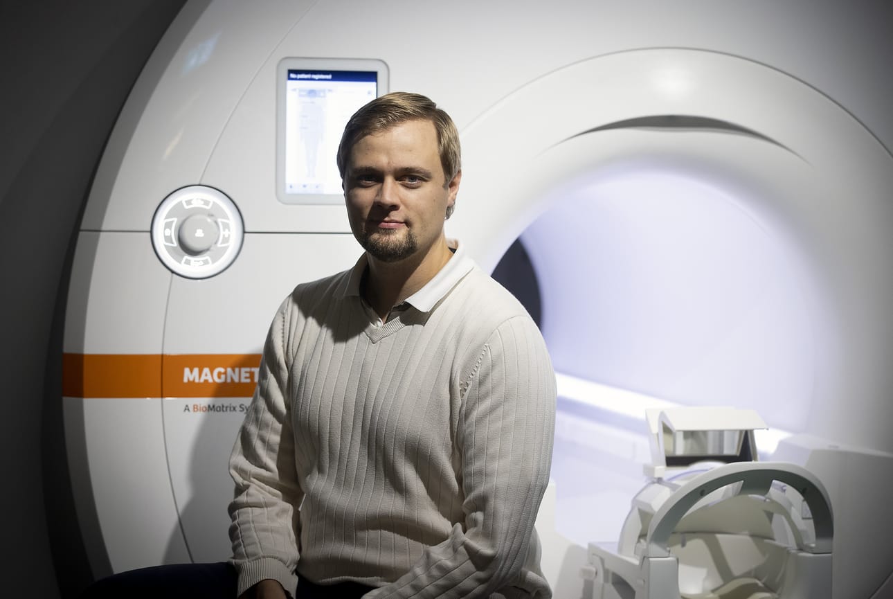 Janne Kananen on mukana Oulun yliopiston toiminnallisen neurokuvantamisen tutkimusryhmässä, joka on tutkinut aivojen puhdistusjärjestelmää ylläpitävää aivovaltimoiden sykintää eli pulsaatiota muun muassa Alzheimer-potilailla. Potilaita tutkitaan OYSin Avohoitotalon tiloissa sijaitsevassa magneetissa toiminnallisen magneettikuvantamismenetelmän avulla.