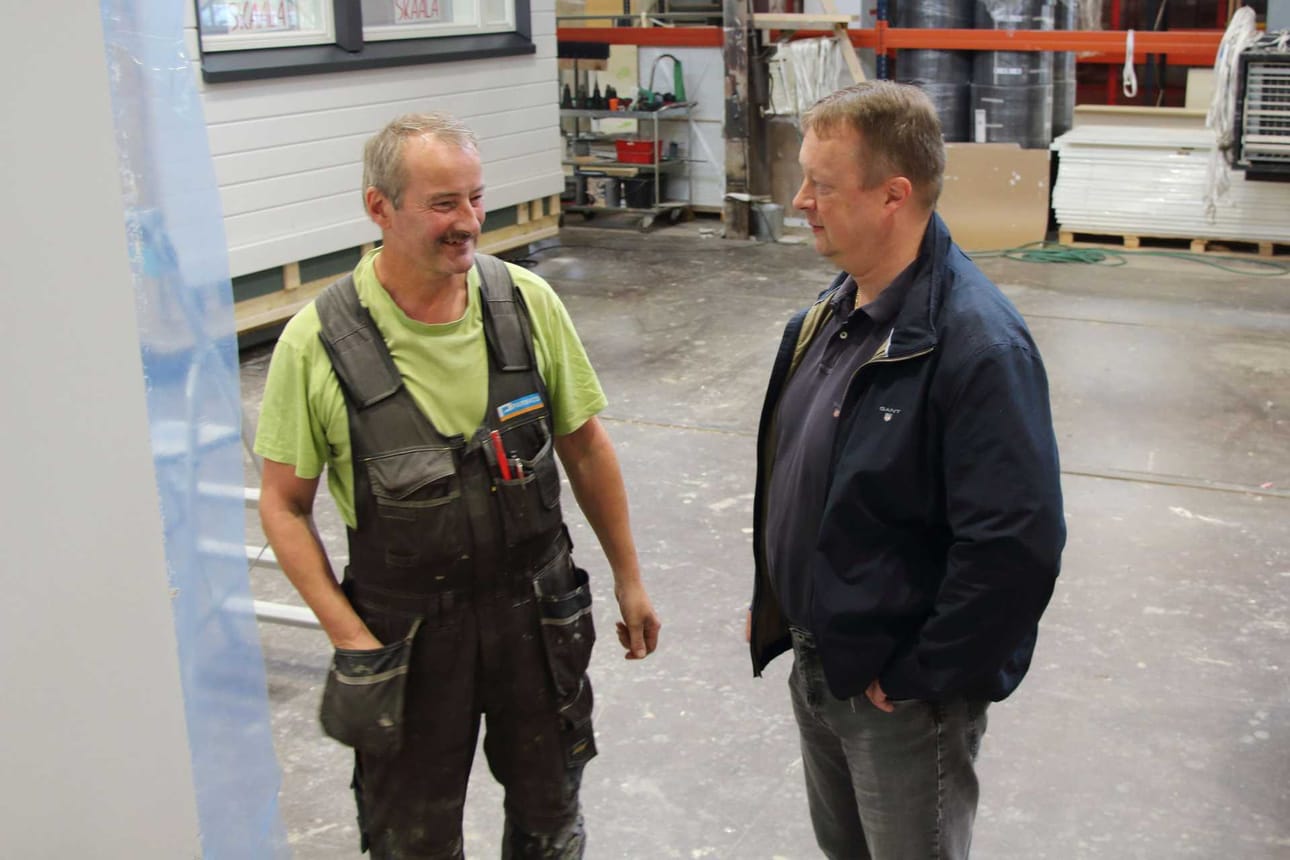Parmacon Pyhäjoen tehtaanjohtaja Juha Hourula (oik.) arvostaa työväkeä, josta useampi on työskennellyt pitkään yhtiön palveluksessa. Yksi pitkäaikaisista työntekijöistä on Pyhäjoen Parhalahdella asuva Mauri Pietilä. Pietilä huolehtii useista eri rakennusvaiheista. Tiistaina hän levytti rakennuksen ulkoelementtejä.