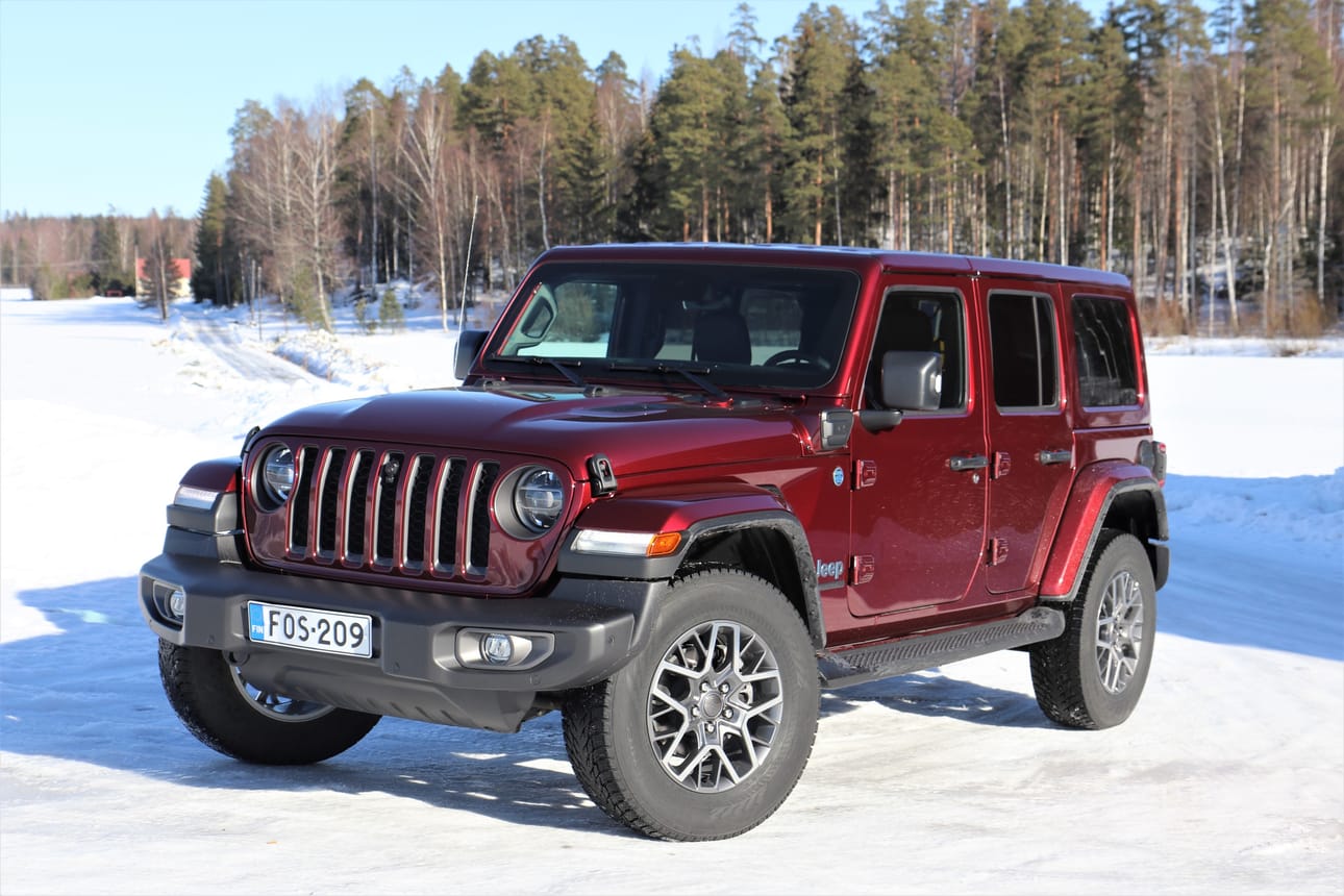 Jeep Wrangleria ei ole turhaan siloteltu tuulitunneleissa, vaan muodot on piirretty suorakulmalla ja viivoittimella. Sama kantikkuus jatkuu ovissa, peileissä ja lokasuojissa. Vaikeinta autossa on hahmottaa pitkän keulan ulottuvuuksia.