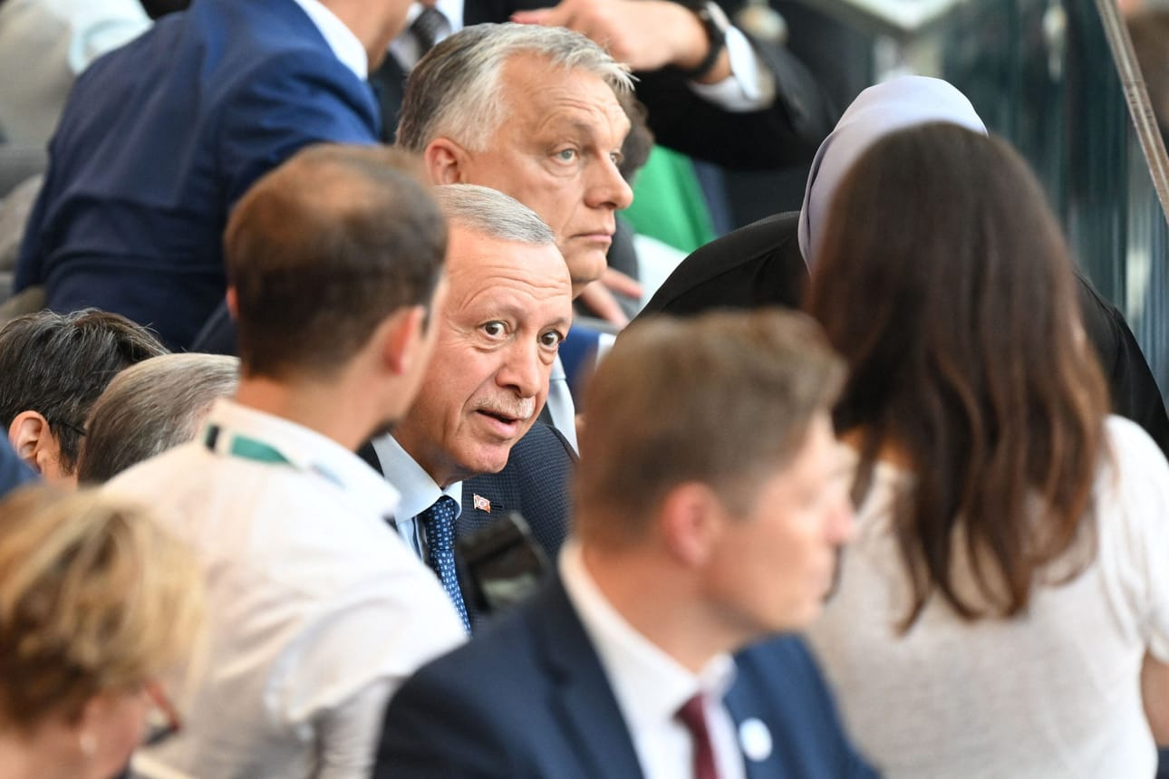 Turkin Presidentti Recep Tayyip Erdogan (vas. keskellä) ja Unkarin pääministeri Viktor Orban Budapestin MM-yleisurheilukisojen katsomossa sunnuntaina. LEHTIKUVA/AFP