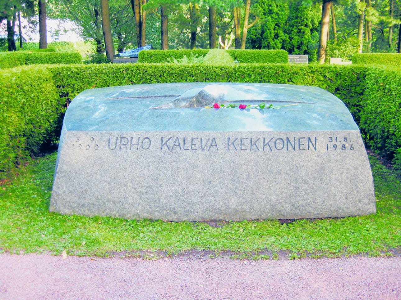 Urho Kekkonen (8. presidentti 1956-1981). Hautamuistomerkki on Harry Kivijärven suunnittelema.