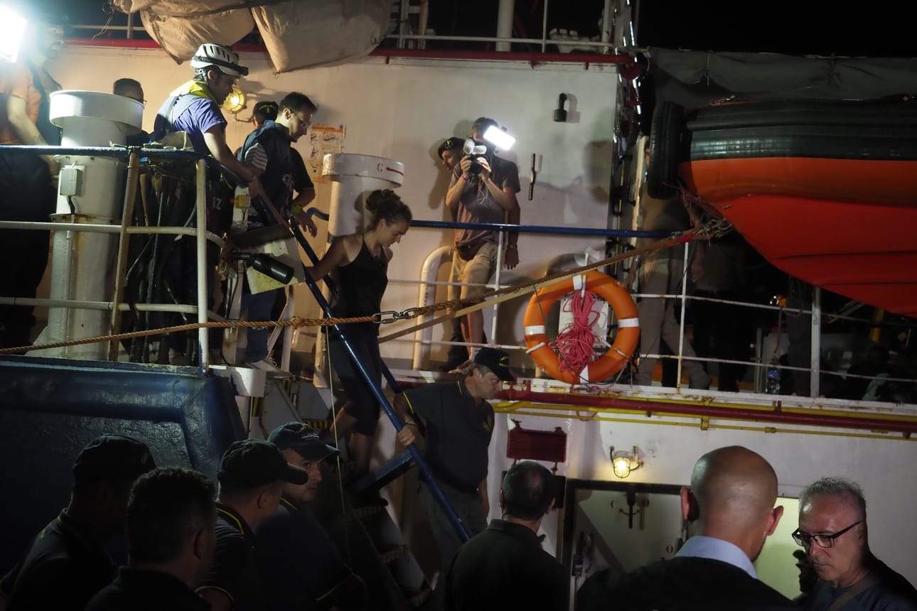 Italian poliisi pidätti Sea Watch 3:n kapteenin Carola Racketen heti aluksen saavuttua Lampedusan satamaan. Sittemmin hän on jo päässyt vapaaksi.