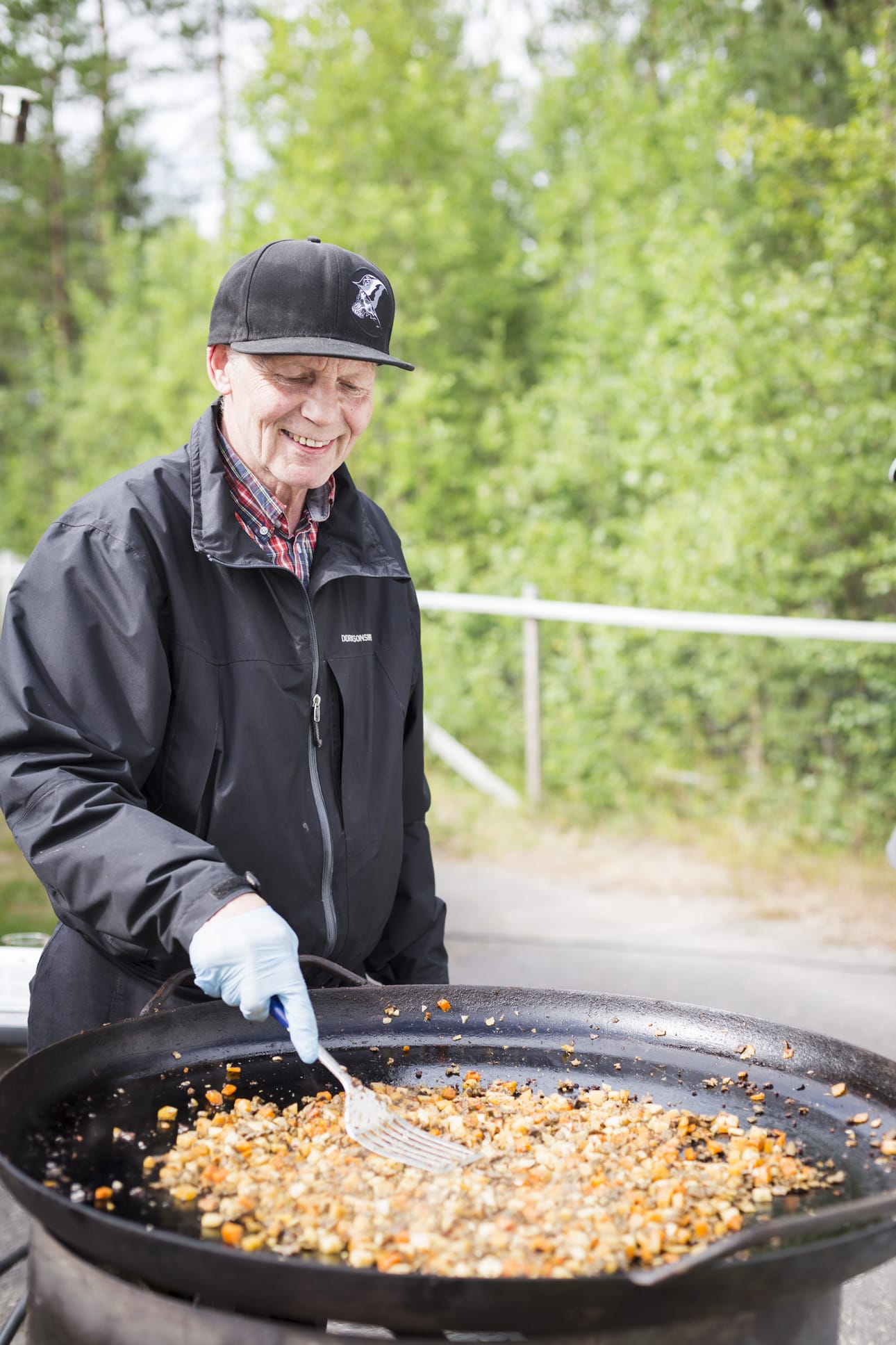 Ari Tirkkonen valmistaa paliskunnan parempaa poropyttistä, joka on lähiruokapolun pääruoka.