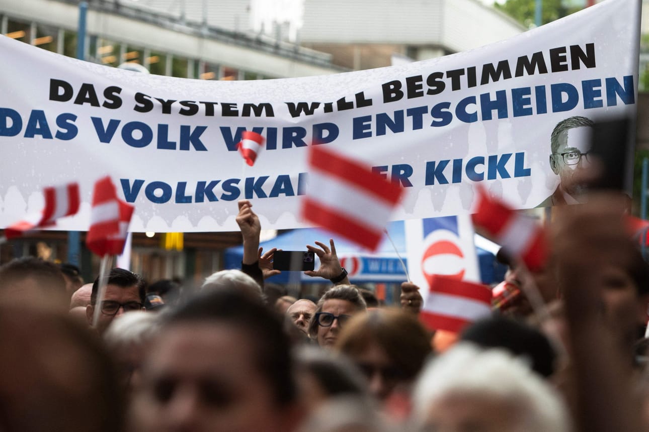 Itävallassa vapauspuolue FPÖ on nousemassa suurimmaksi 27 prosentin äänipotilla. LEHTIKUVA/AFP