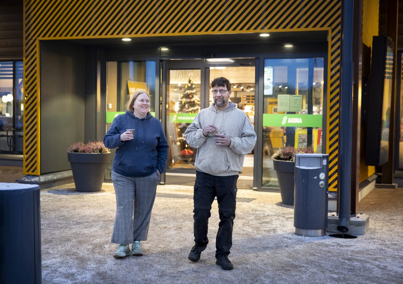 Helena Nuutinen ja Jani Jokinen pysähtyivät Pudasjärvellä kahvilla matkalla Sallaan. Lumitilanne oli pariskunnan kotikaupungissa Jyväskylässä yhtä heikko kuin Oulussa. Vasta vähän ennen Pudasjärveä Nuutinen pani merkille selvän lumirajan.