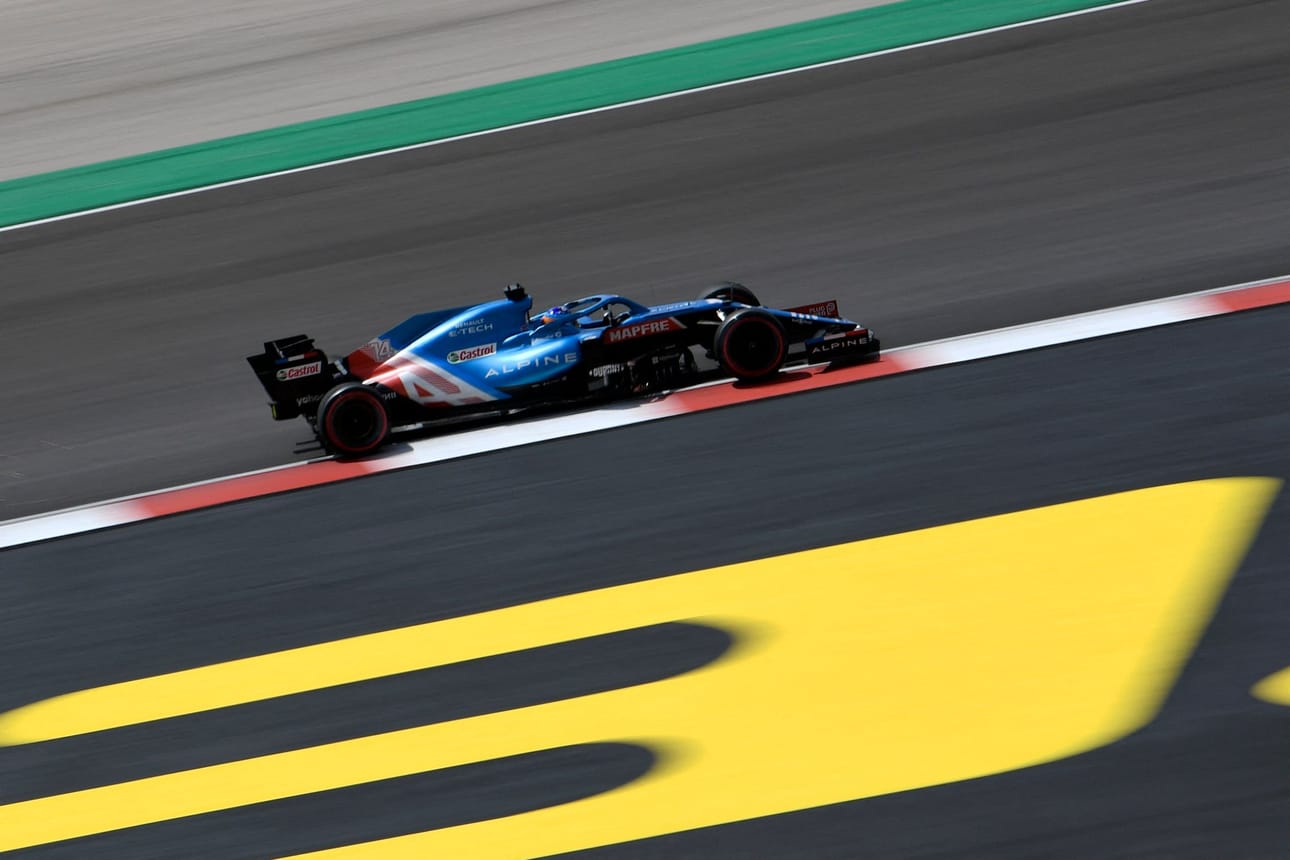 Alpinen F1-kuljettaja Fernando Alonso Algarven radalla Portimaossa harjoituksissa viime vuonna. LEHTIKUVA/AFP