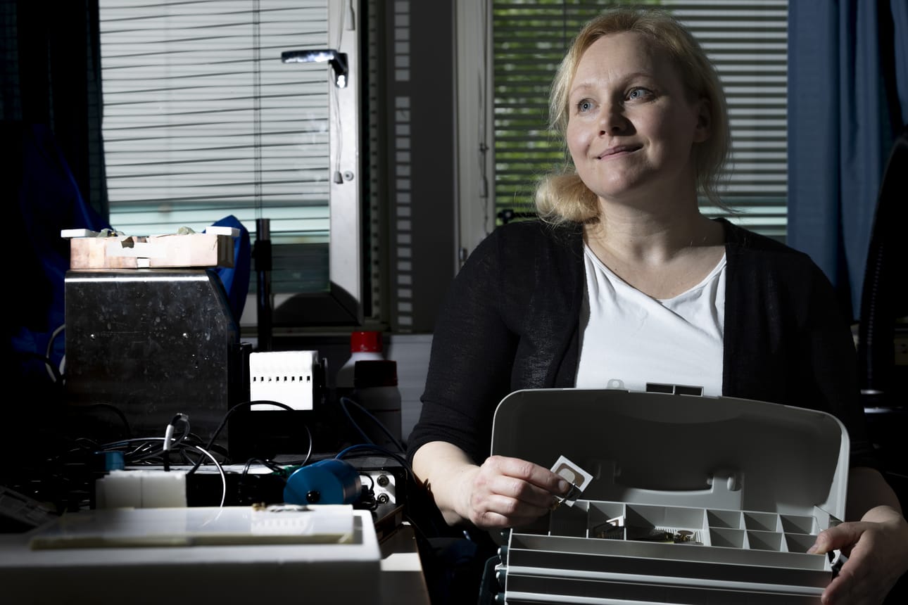 Mariella Särestöniemen tutkimuksessa käytetään mikroaaltoteknologiaa. Hänellä on kuvassa kädessään antenni, jolla mikroaaltokuvantamista tehdään.
