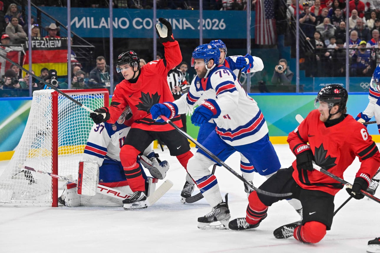 Sebastian Ahon joukkuekaveri Jaccob Slavin väänsi Yhdysvaltojen takalinjoilla.