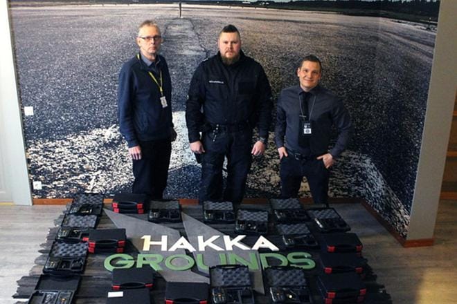 Jarno Ojajärvi (vas.) vastaanotti lahjoituksen Safetor-konsernin liiketoimintajohtajalta Hannes Mäkipernaalta ja Hakka Groundsin projektijohtajalta Tatu Niemeltä.