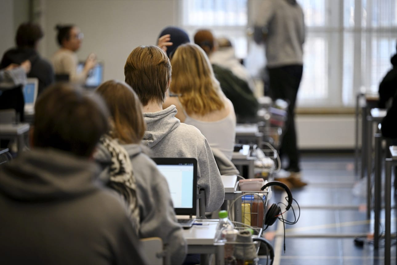 Opiskelijoita ylioppilaskirjoituksissa Töölön yhteiskoulun lukiossa Helsingissä 17. maaliskuuta 2023. Vuorossa oli äidinkieli ja kirjallisuus (suomi ja ruotsi) ja kirjoitustaidon koe