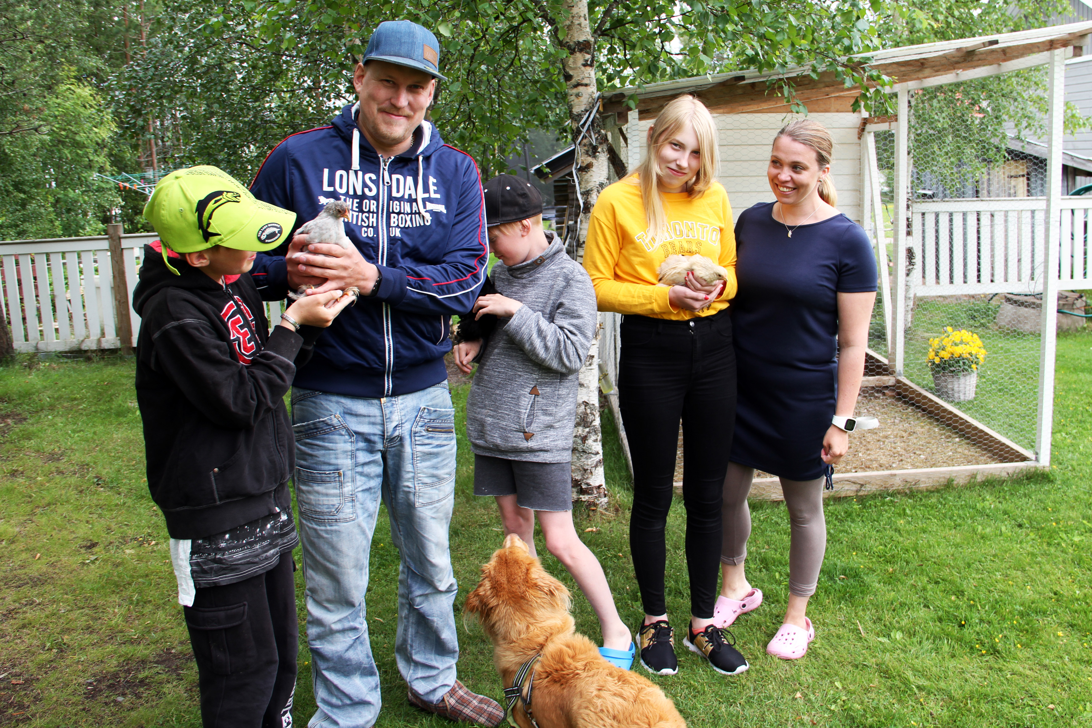 Kanat ja viiriäiset ovat Ervastien yhteinen harrastus. Myös Onni, Topias ja Anni hoitavat kanalintuja. Nasse-koira on vielä vähän liian raju leikkikaveri.