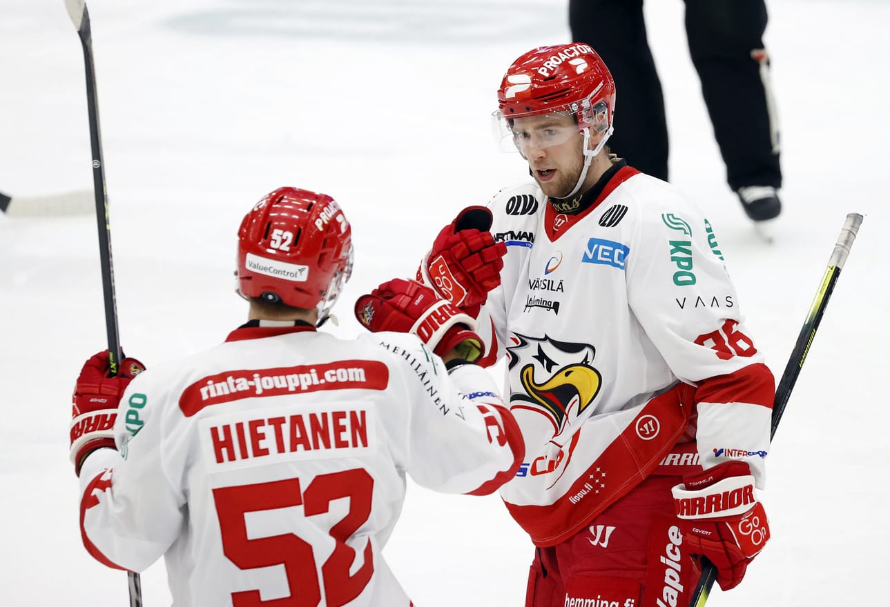 Valtteri Hietanen ja Juho Tommila pelaavat kotkapaidassa myös ensi kaudella.