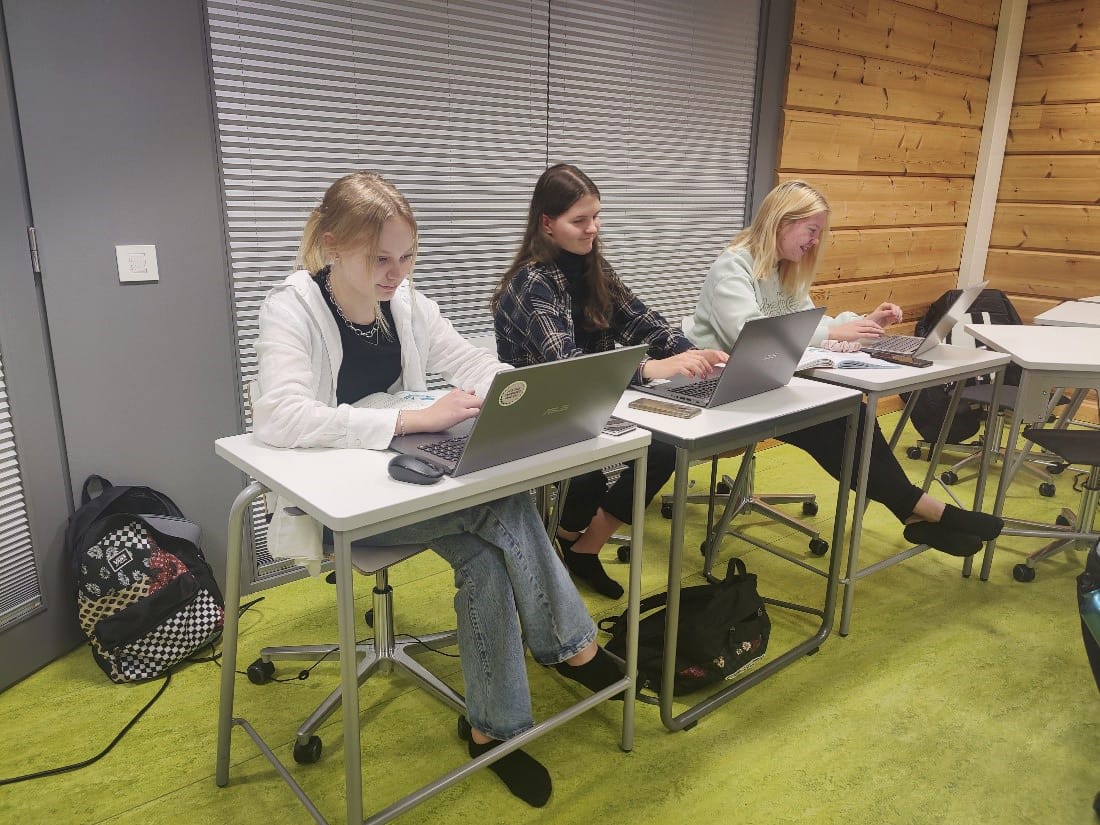 Ennamari Pihlaja, Helmilotta Tuohimaa ja Sofia Harju työntouhussa ja kuinka ollakaan: “priimaa pukkaa”. ¿ Ennamarin mielestä parhaita asioita Pudasjärven lukiossa ovat joustavuus ja opiskelijoiden vaikutusmahdollisuudet. Sofia ja Ennamari mainitsevat hyvän yhteishengen ja suotuisan ilmapiirin. Opiskelijat kehuvat myös opettajien ja opiskelijoiden välistä vuorovaikutusta. Yhtenäiskoulussa muodostuneet sosiaaliset verkostot ovat seuranneet osaltaan myös lukioon.