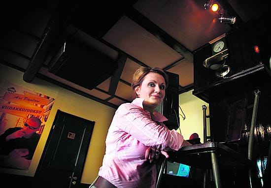 "Hyviä asioita voi alkaa tapahtua jonain päivänä mun teksteissäkin", uskoo kirjailija Hanna Hauru.