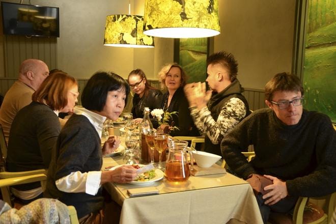 Shu-Ching Huang (vas.) ja Vincent Chabrillat käyvät Reininkulmassa perjantaina. Viikon satoa esitellään Sellassa lauantaina. Hurjasti elehtivät kädet kuuluvat pariskunnan paikalliselle linkille eli Tomi Saarijärvelle. KUVA: MARJUT HAAPANEN