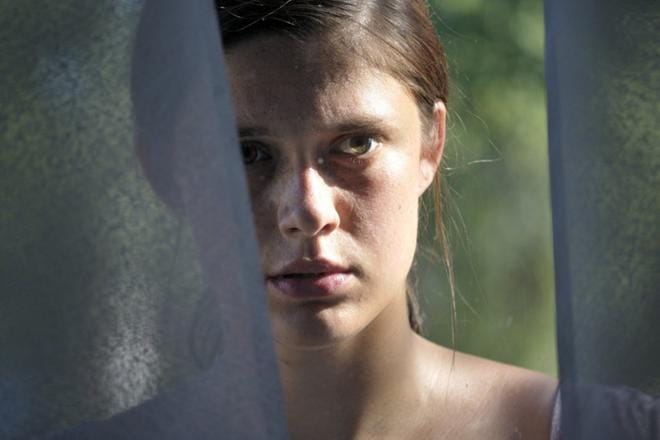 Krista Kosonen on juristi Julia Manner Syvälle salattu -elokuvassa. KUVA: Liv
