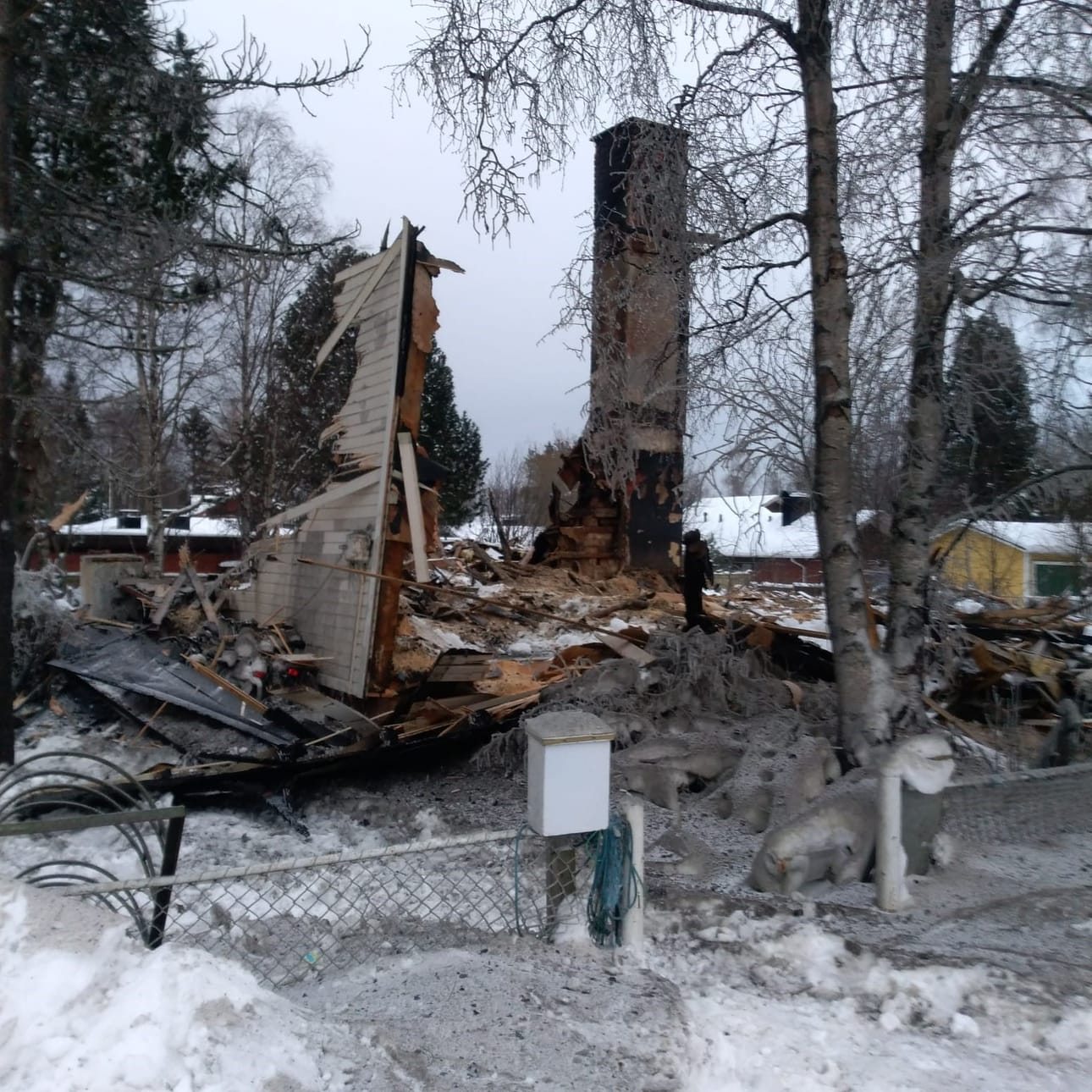 Vanhempi omakotitalo paloi täysin Hakalankadulla Kemissä aamuyöstä.
