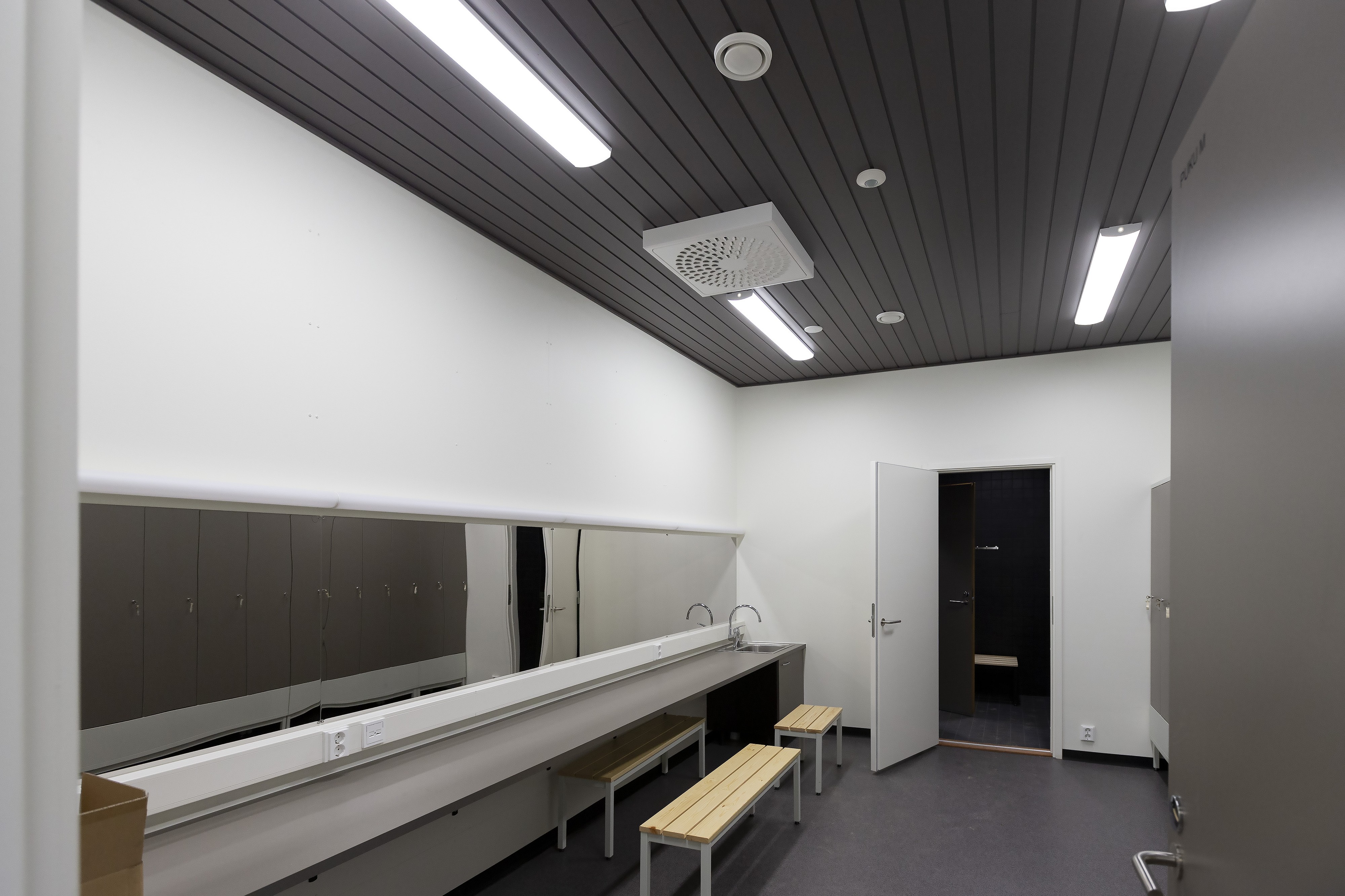 Kesäteatteriin tulee kaksi pukuhuonetta esiintyjille. Lisäksi yleisö saa käyttöönsä sisä-wc:n.