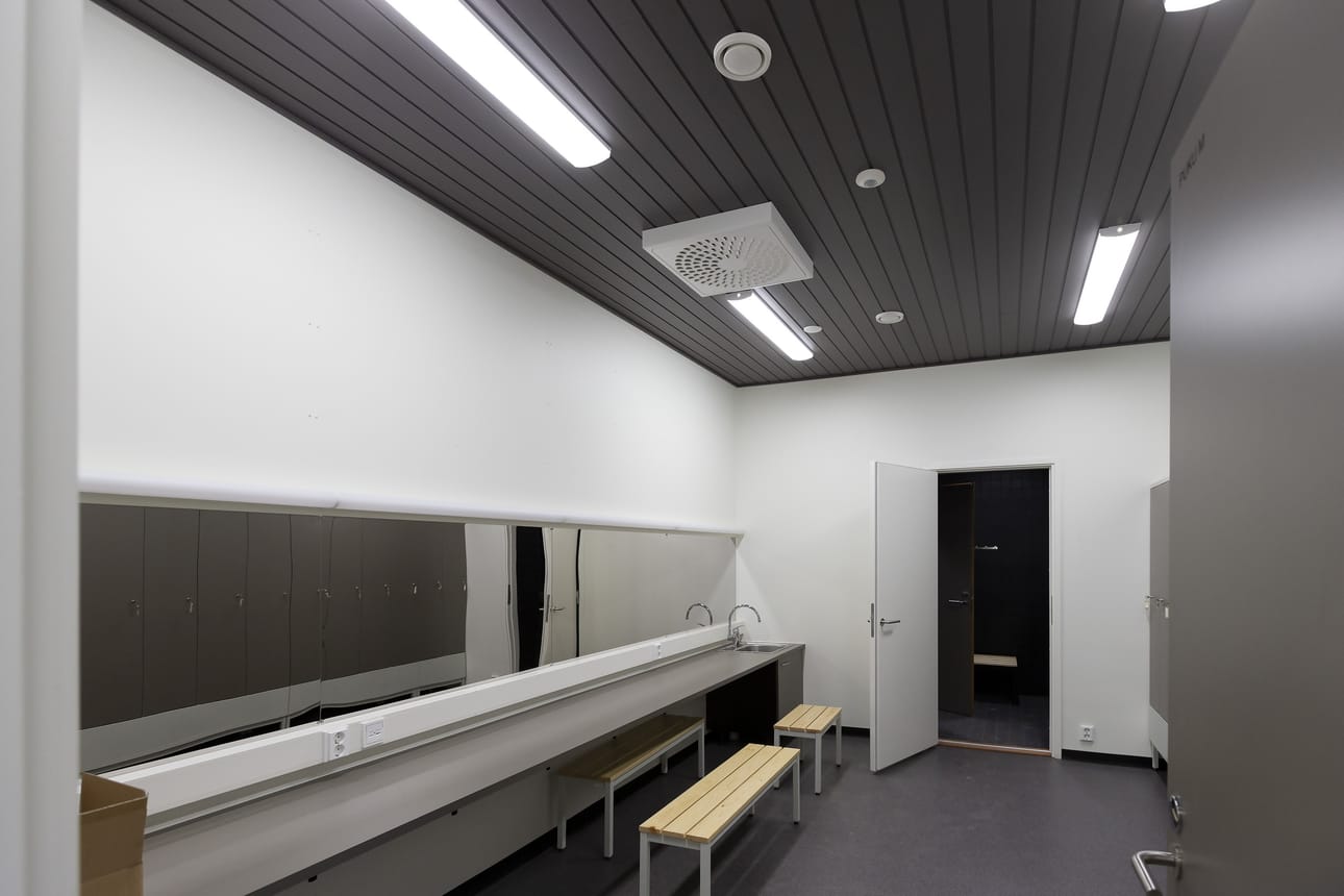 Kesäteatteriin tulee kaksi pukuhuonetta esiintyjille. Lisäksi yleisö saa käyttöönsä sisä-wc:n.