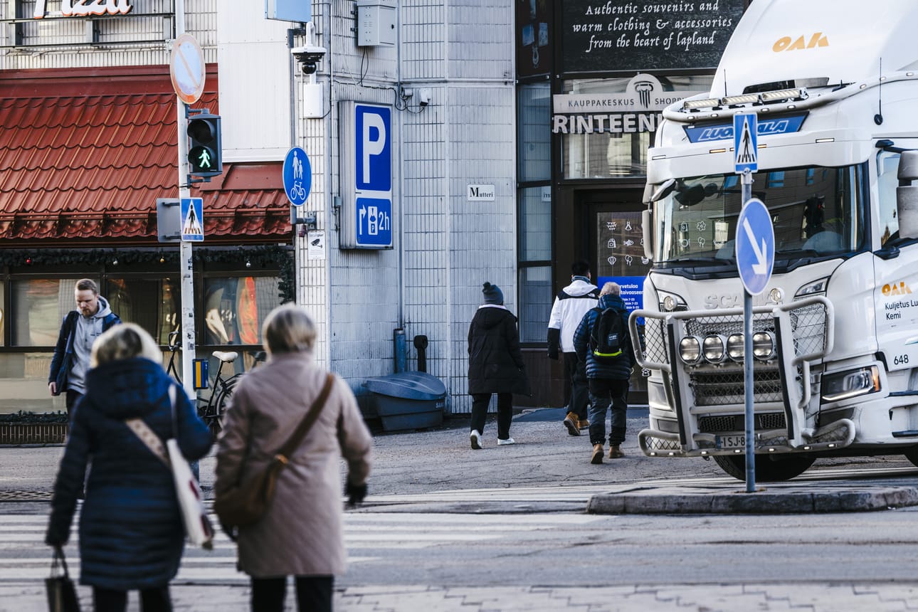 Koskikadun kävelykatuosuus Rovaniemen keskustassa päättyy Poromiehentiehen, jonka toisella puolella ovat Rinteenkulman ja Revontulen kauppakeskukset. Kaupunki on aiemmin suunnitellut vilkkaan risteyksen rauhoittamista rajoittamalla Poromiehentien ajoneuvoliikennettä.
