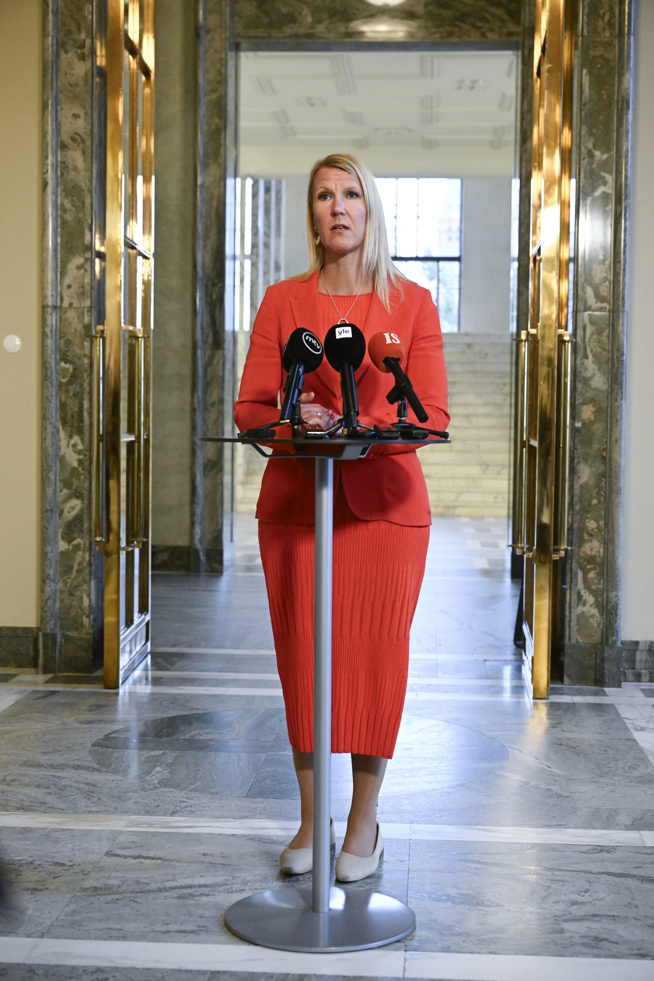 Ympäristö- ja ilmastoministeri Sari Multala (kok.) kertoi toimista, joilla lievitetään polttoaineiden hinnan nousun tuomia haittoja.