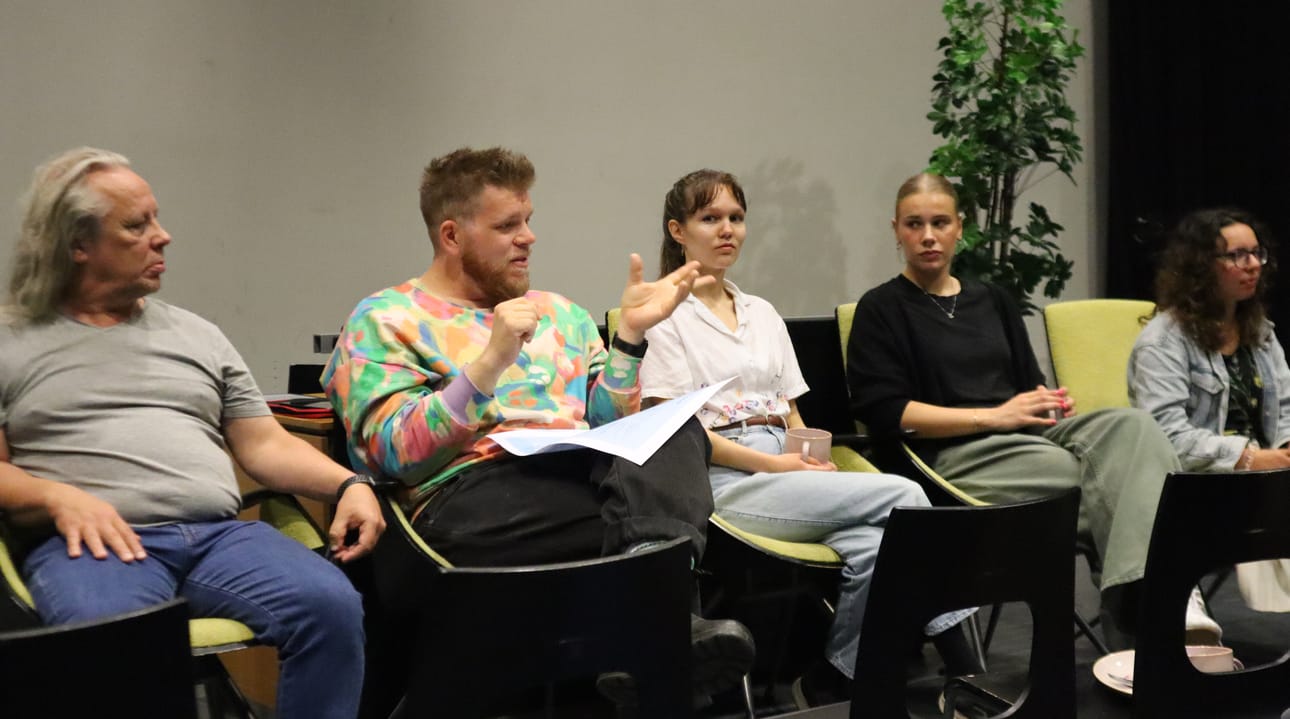 Vaasan Taiteiden yö 2026 tekijäjoukon ydin Vaasan kaupungilta eli tapahtumakoordinaattori Max Bäckman, kulttuurituottaja Geir Byrkjeland ja kesätyöntekijät Anna Koskela, Muusa Koivusipilä ja Victoria Cohen.