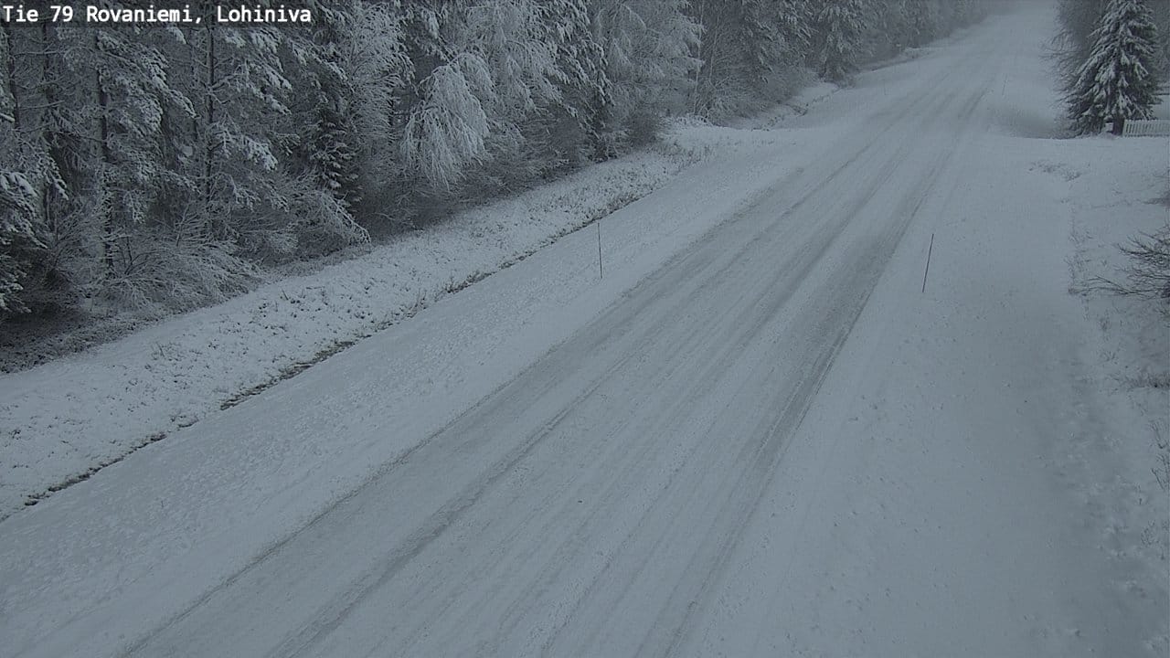 Rovaniemen ja Kittilän välillä tiellä on runsaasti sohjoista lunta.