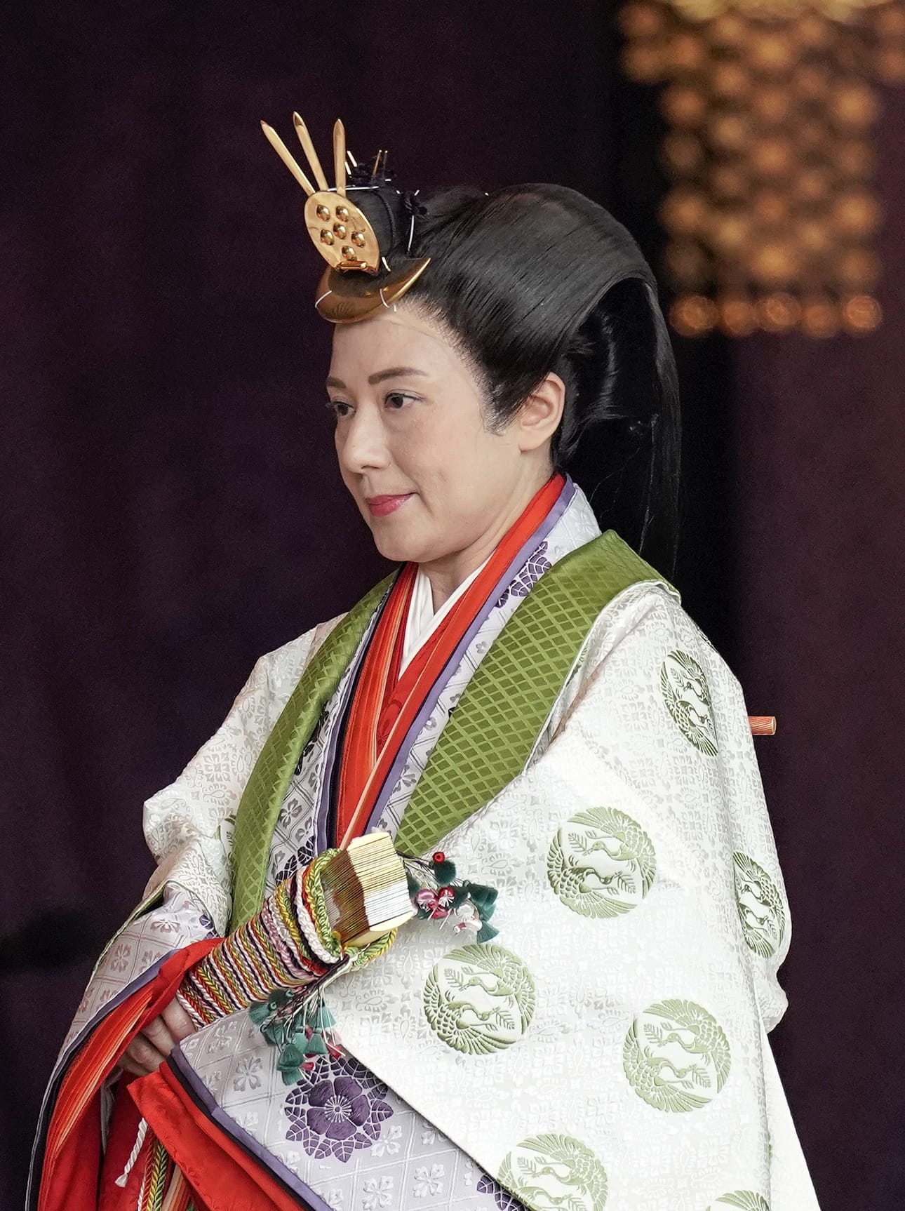 Keisarinna Masako oli pukeutunut 12-kerroksiseen perinteiseen pukuun. Hänen laahustaan kantamaan tarvittiin kaksi naista.