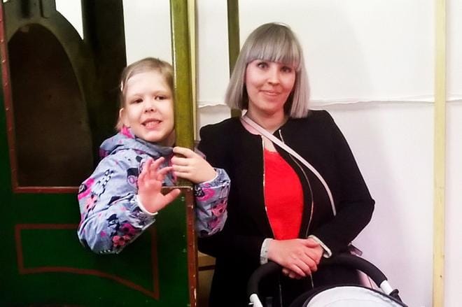 Viisivuotias Mea Syrjälä on Seinäjoen kaupunginteatterin Kaislikossa suhisee -näytelmässä rekvisiittana olleen junan uusi, onnellinen omistaja. Äiti Pirjo Syrjälä kertoi, että junasta tehdään lapsille kiipeilyteline ulos. Kuva: Marja-Riitta Vuorela