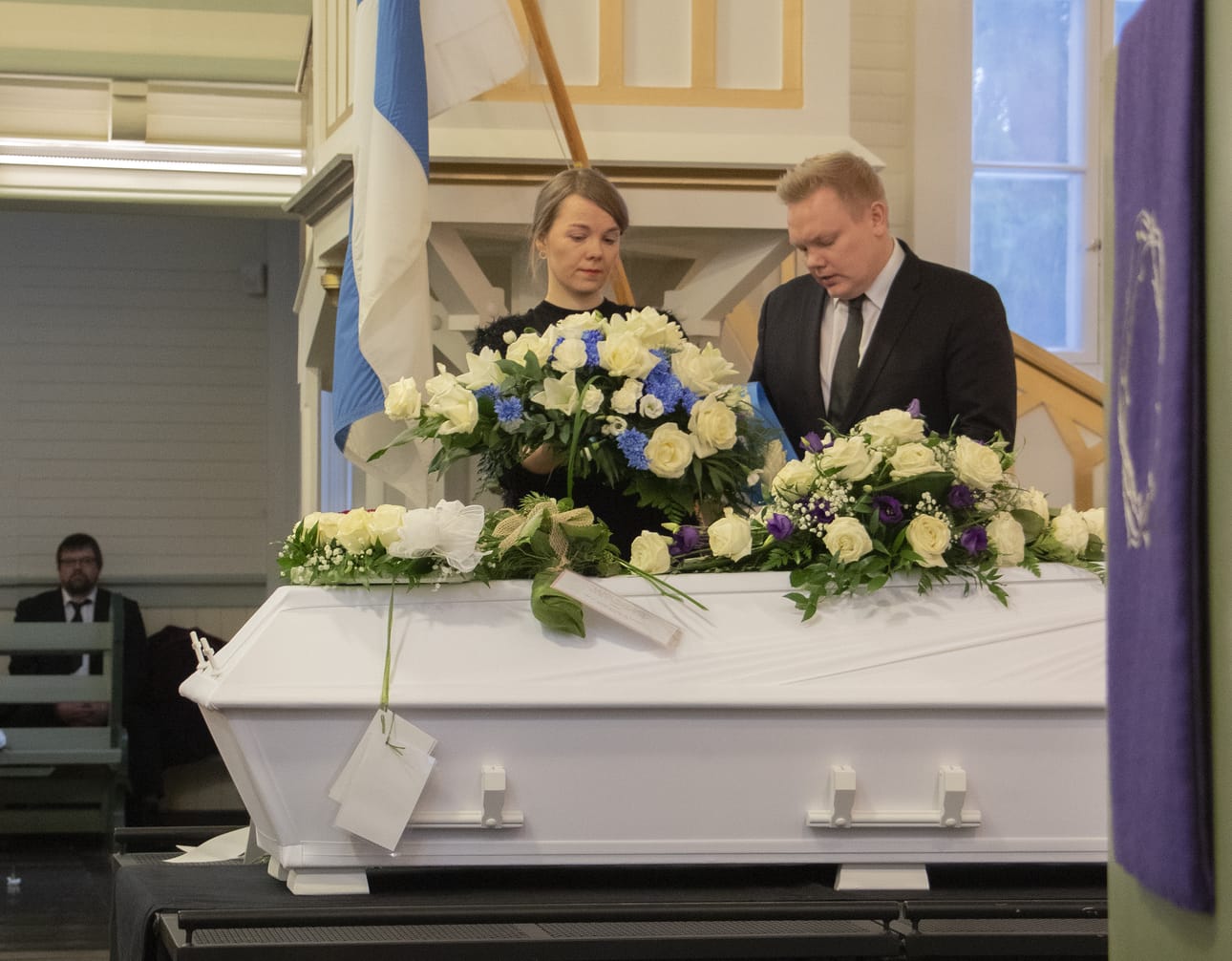 Keskustapuolueen seppeleen laskivat puheenjohtaja Katri Kulmuni sekä Keskustan eduskuntaryhmän puheenjohtaja Antti Kurvinen.