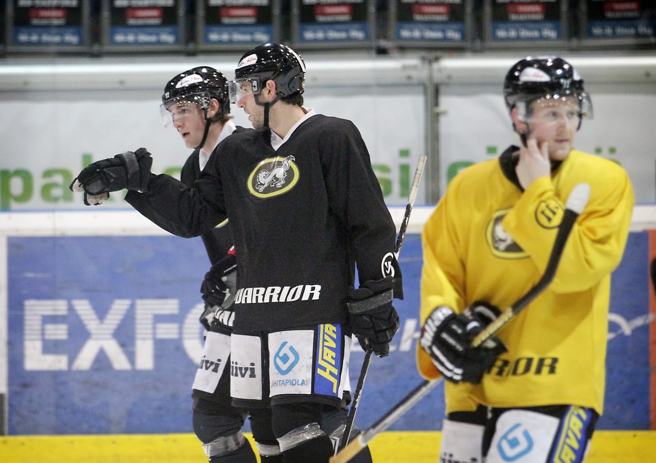 Tuskin olisi Mika Halava (oik.), viime kevään Mestis-mestari Vaasan Sportista, uskonut puoli vuotta sitten pelaavansa NHL-ammattilaisten Jason Demersin (kesk.) ja Kyle Turrisin kanssa samassa joukkueessa. Turris oli ensimmäistä kertaa jäällä Kärppien kanssa torstaina ja hän pelaa ykköskentän keskushyökkääjänä perjantaina, kun Kärpät kohtaa Raksilassa kello 18.30 alkavassa ottelussa HIFK:n.