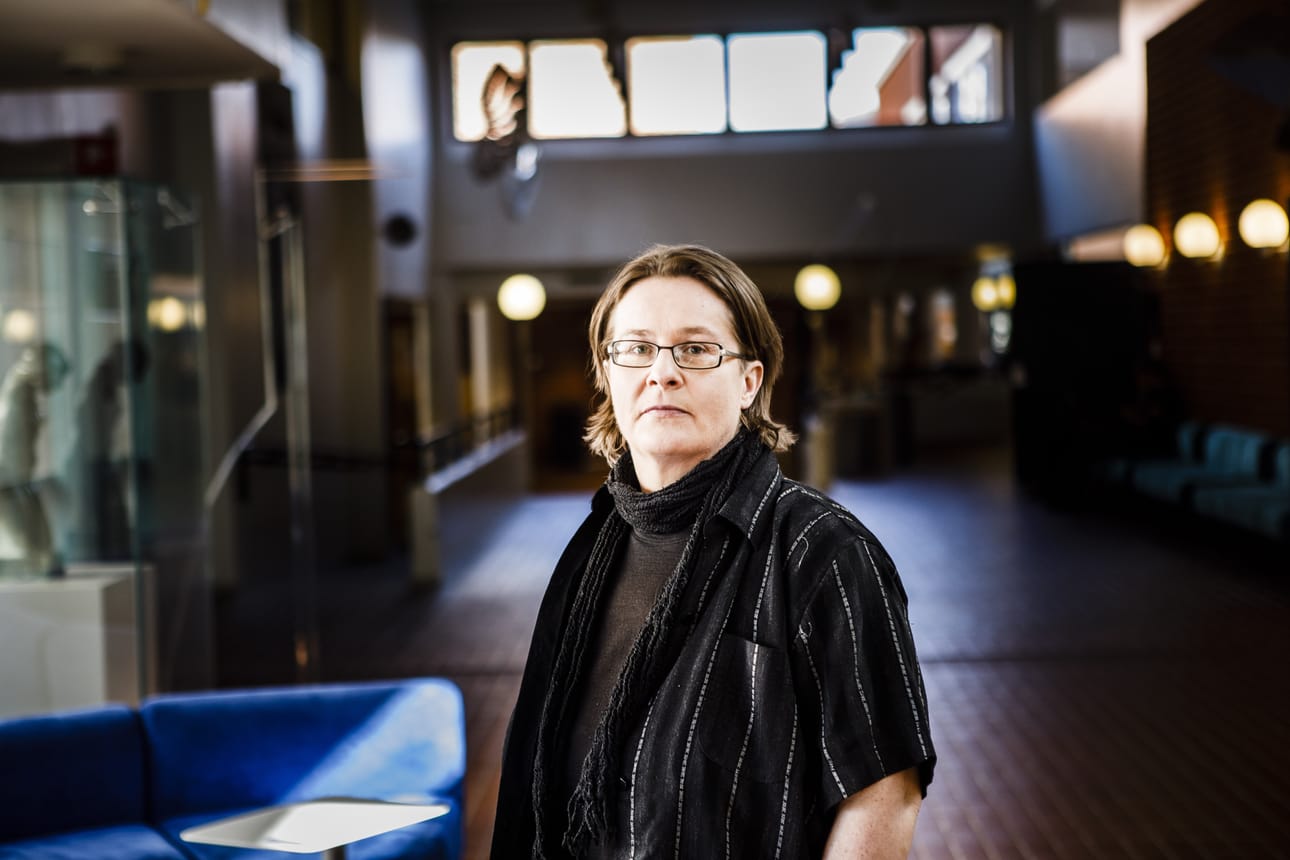 Tiukka ja konservatiivinen uskonnollisuus voi altistaa seksuaalirikoksille, sanoo hengellistä väkivaltaa tutkinut dosentti Aini Linjakumpu.