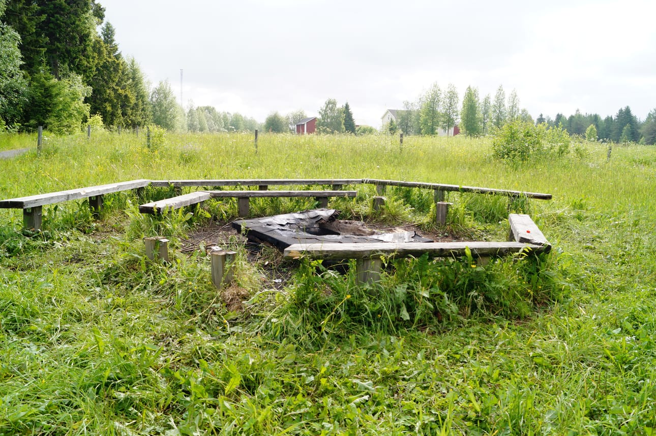 Maanantaina aamulla havaitsivat Liepeen pappilan rannassa käyneet nuotiopaikalla tehdyn ilkivaltaa. Paikalle haalattu osittain palanut katos savusi vielä aamulla. Paloaseman miehet menivät tiedon saatuaan selvittämään tapahtunutta. Syyllisten selville saantia tuskin moni panisi pahakseen.