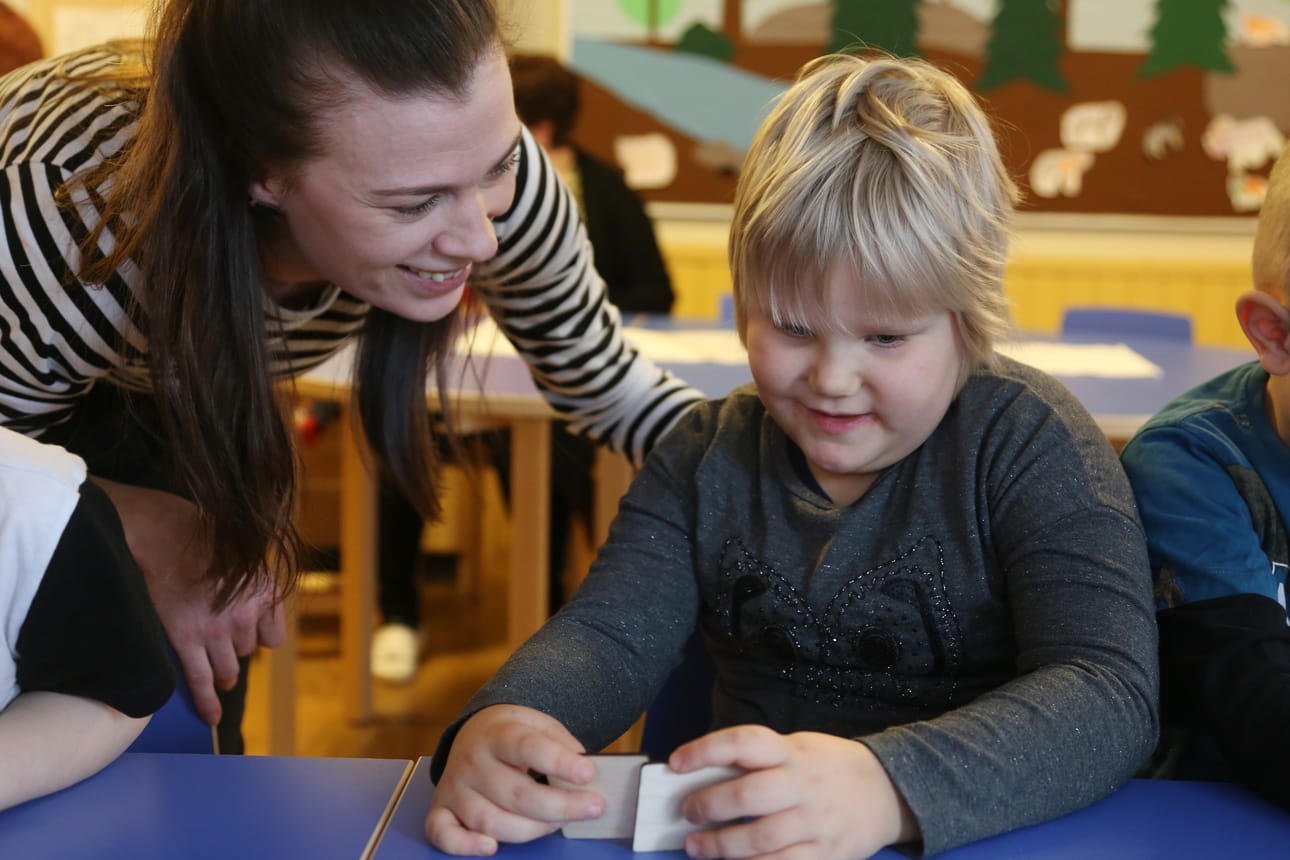 Niina Nuorala pelasi Pyhäjoen päiväkoti Kiviitaskun lasten kanssa kehittämäänsä kierrätyspeliä. Helmi Tiikkaja miettii, mihin jätteisiin pullot kuuluvat.