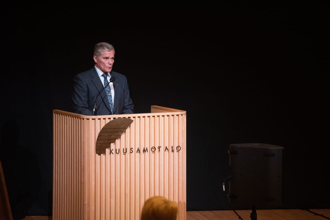 Matti Heikkilä piti ensimmäisen valtuustopuheen Kuusamotalon salissa istuville valtuutetuille.