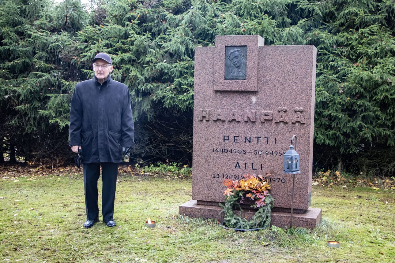 Äitinsä puolelta Pentti Haanpään sedän (Otto Birger Haanpää) jälkeläisiin kuuluva Kimmo Saastamoinen saapui kunnioittamaan sukulaismiehen muistoa.