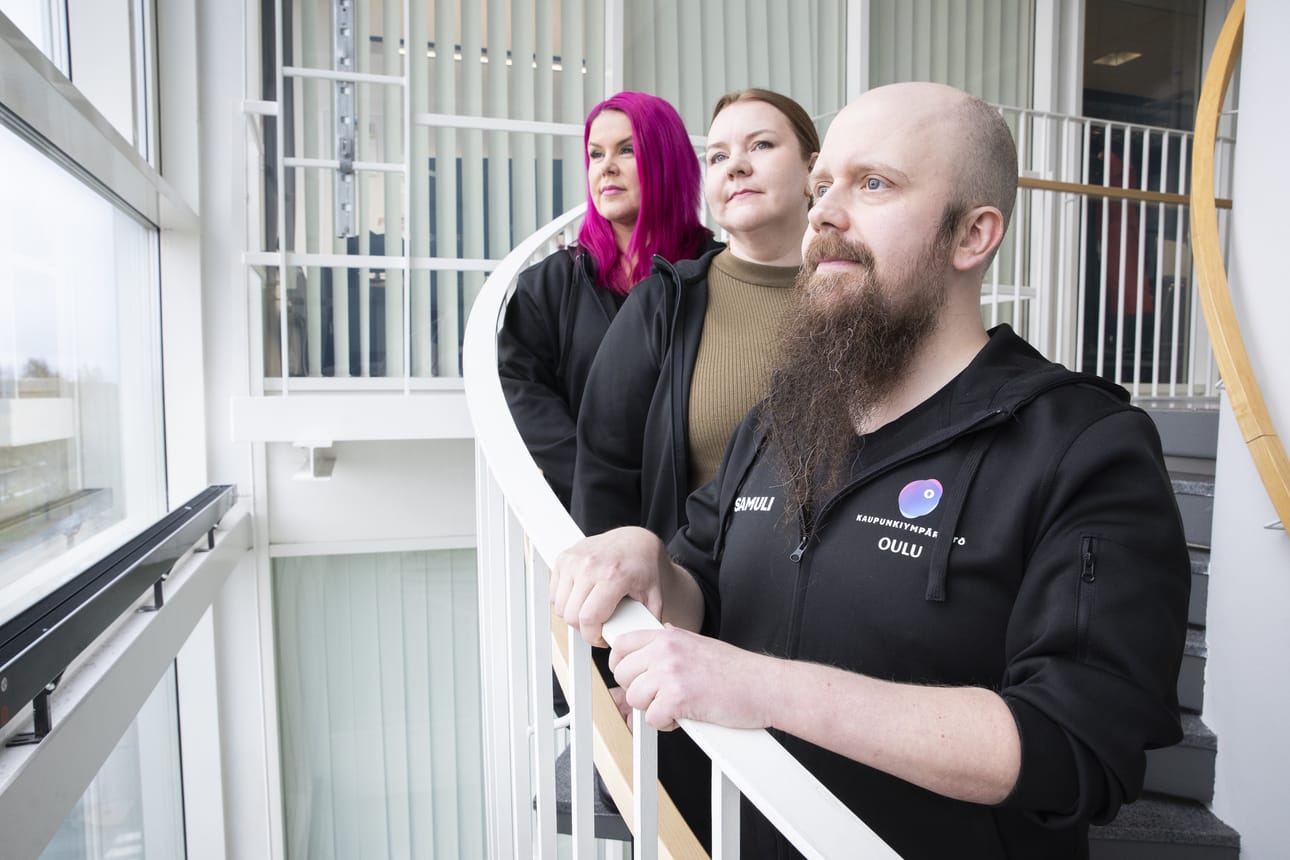 Oulun kaupungin asumisneuvojat Kirsi Kuhmoinen (takana), Laura Tanjunen ja Samuli Virtasalo. Asumisneuvonnassa pyritään auttamaan kaupunkilaisia asumiseen liittyvissä kysymyksissä. Parhaimmillaan asumisneuvonnan avulla pystytään estämään ihmisten ajautuminen asunnottomaksi.