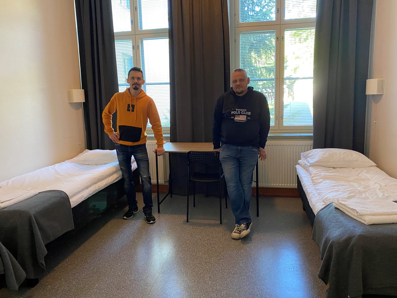 Tuomas Valtonen (vas.) ja Jani Haapala yhdessä makuuhuoneista.