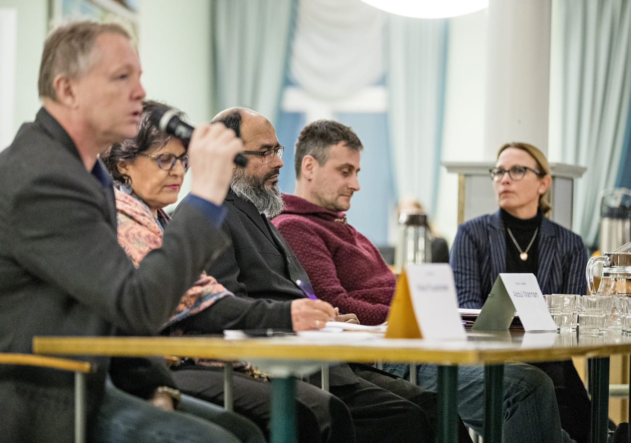 Paneelikeskusteluun osallistuivat sosiologian professori Vesa Puuronen Oulun yliopistosta, Oulun monikulttuurisen työn koordinaattorina pitkään toiminut Shasnaz Mikkonen, Oulun kaupungin sivistys- ja kulttuurilautakunnan puheenjohtaja Satu Haapanen, Oulun seurakuntien kansainvälisen työn pastori Árpád Kovács ja imaami, tohtori Abdul Mannan.