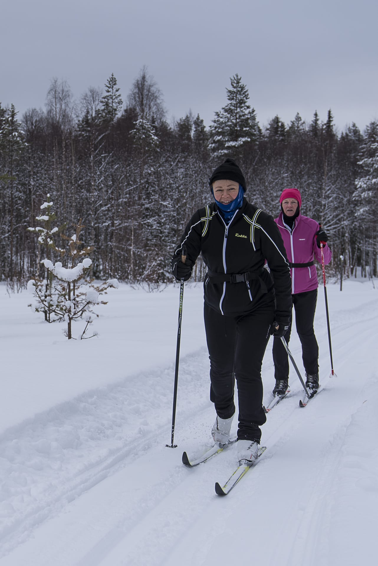 Kuvissa hiihtäjäsiskokset Tuula Lepistö, Keuruu ja Riitta Häyrinen, Vantaa. ”Hiihtäjät olivat iloisia ladun kunnosta ja hiihtivät Virkkulasta Juumaan asti, josta palasivat Porontimalle grillaamaan makkarat. Auton olivat jättäneet Virkkulan tien varteen. Erämaalatu sai heiltä hyvää palautetta ja olivat iloisia kun pääsivät hiihtämään aina Juuman kylään asti, jossa ihailivat jylhää kalliota ja riippusiltaa.”
