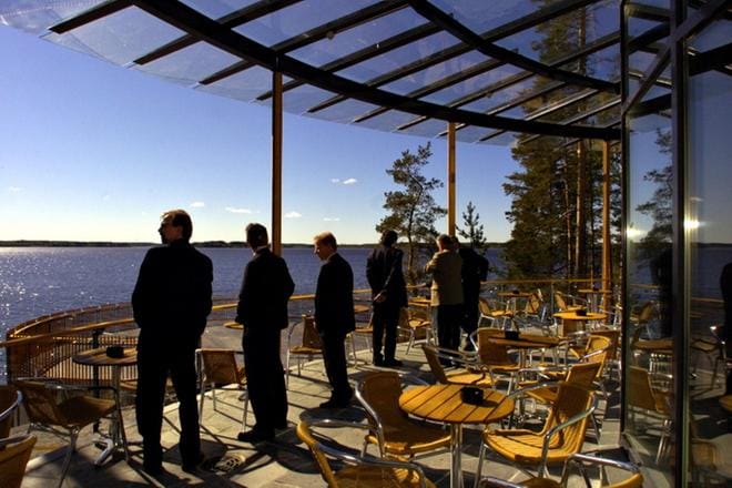 Kuortaneen Liikuntahotellin terassilta avautuu näkymä Kuortaneenjärvelle. Kuva on toukokuulta 2005. ARKISTOKUVA: JUSSI ASU