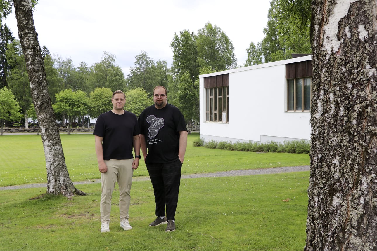 Alajärven kaupungin elinvoimajohtaja Jaakko Aninko (vas.) ja yhteisökoordinaattori Tuomas Lahdenperä toteavat, että Seinäjoen Aalto-kohteen pääseminen Unescon listalle tulisi hyödyttämään myös Alajärveä.
