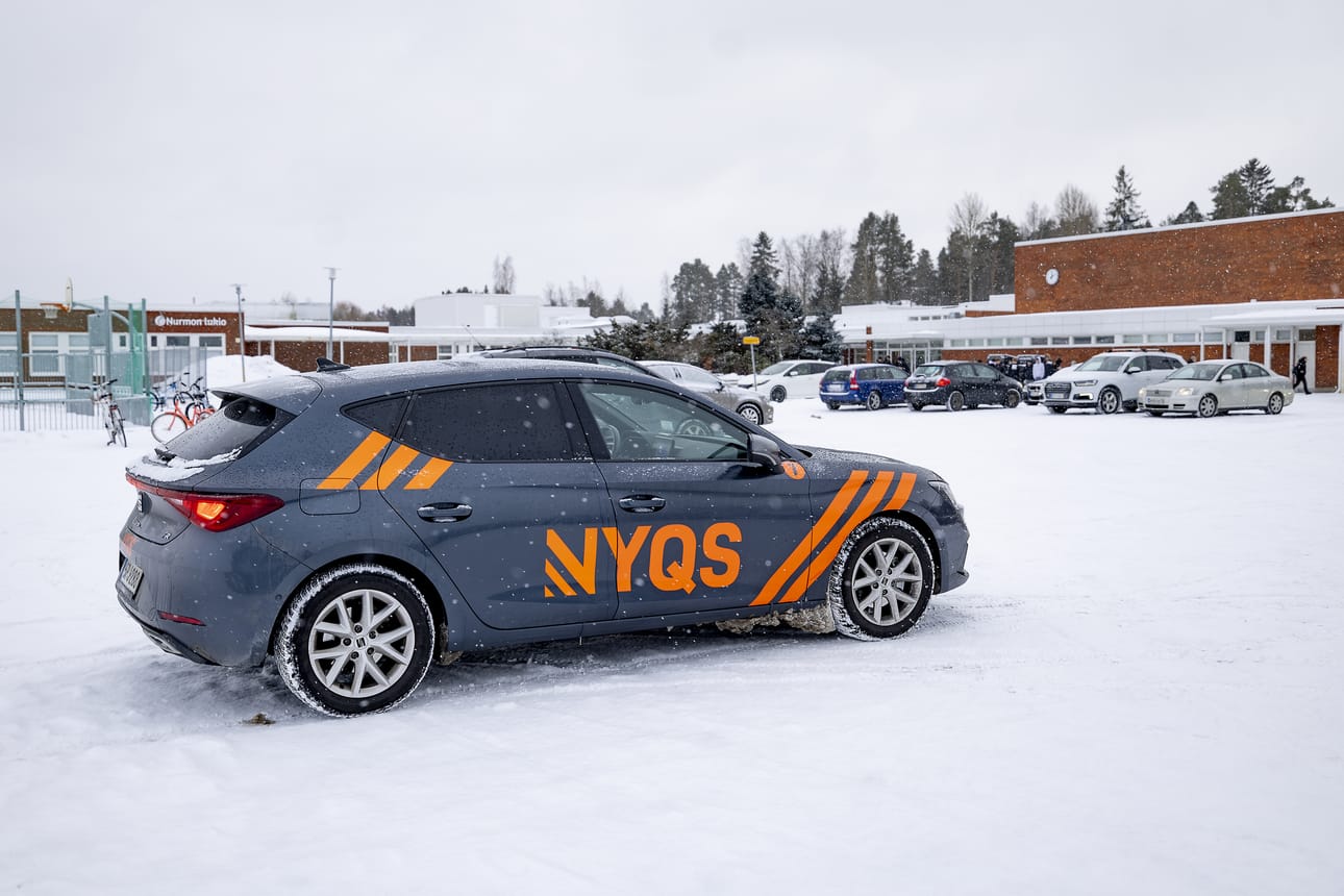 Vartija päivysti autossaan Nurmon yläasteen pihassa.