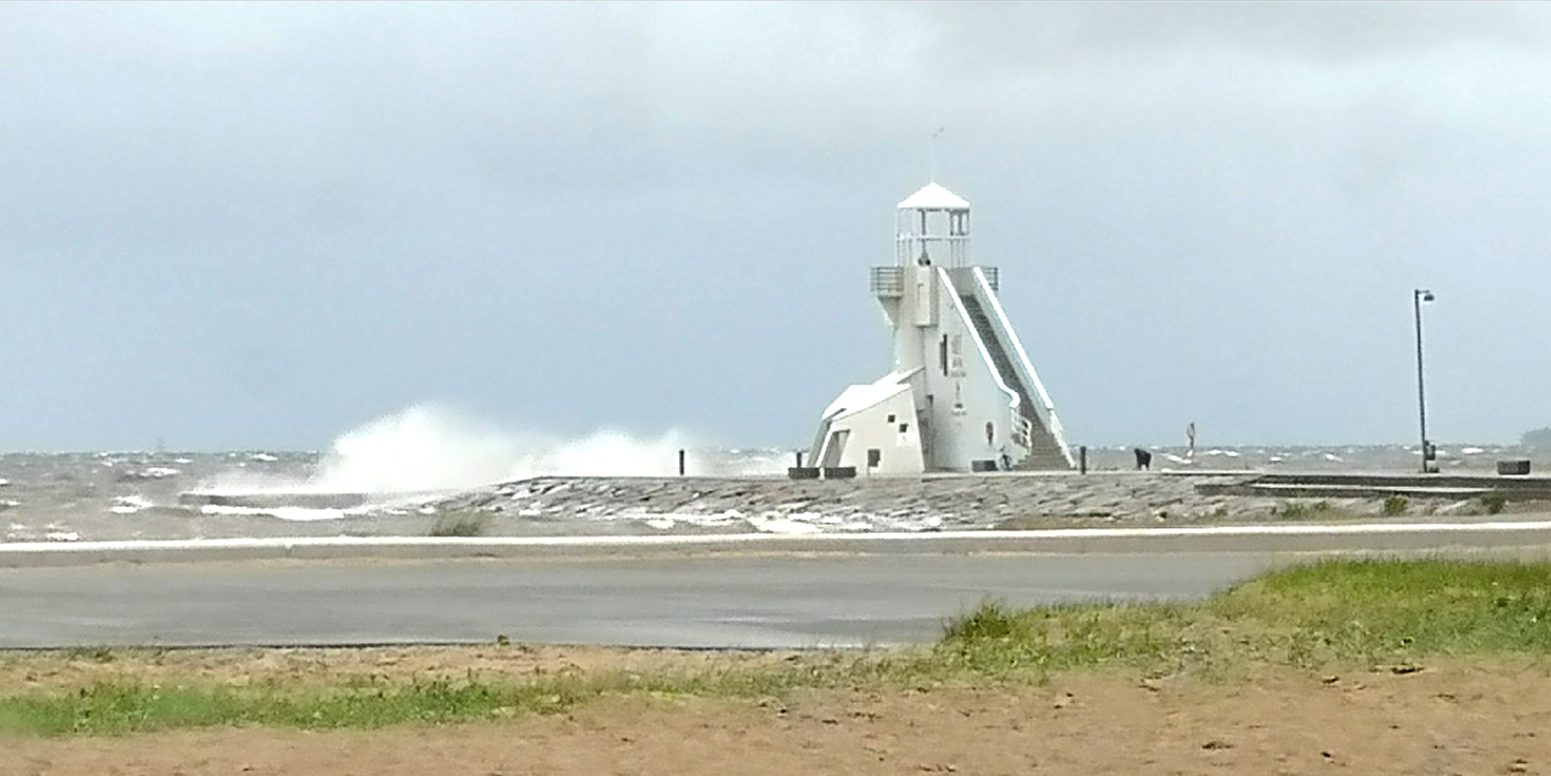 Nallikarissa tuuli ylsi myrskylukemiin juhannuspäivänä.