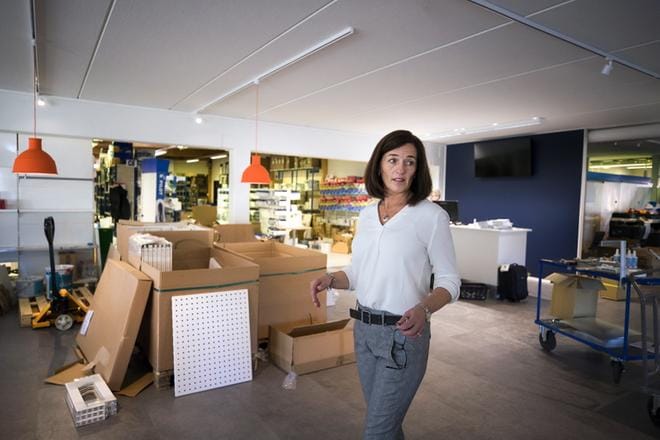 Vaasan yliopiston johtamisen yksikössä projektitutkijana työskennellyt Katja Ekman loikkasi perheyrityksen johtoon. Ekman jatkaa osittain myös työtään tutkijana. Tekeillä on väitöstutkimus. KUVA: JARNO PELLINEN
