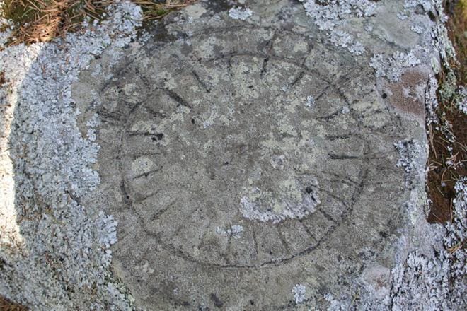 Vastaavan ikäisiä tai vanhempia kiveen hakattuja aurinkokelloja ei Etelä-Pohjanmaalta tunneta kovin montaa. Järviseudulta on aikaisemmin saatu talteen ainakin yksi. Kuva: Janne Rantanen