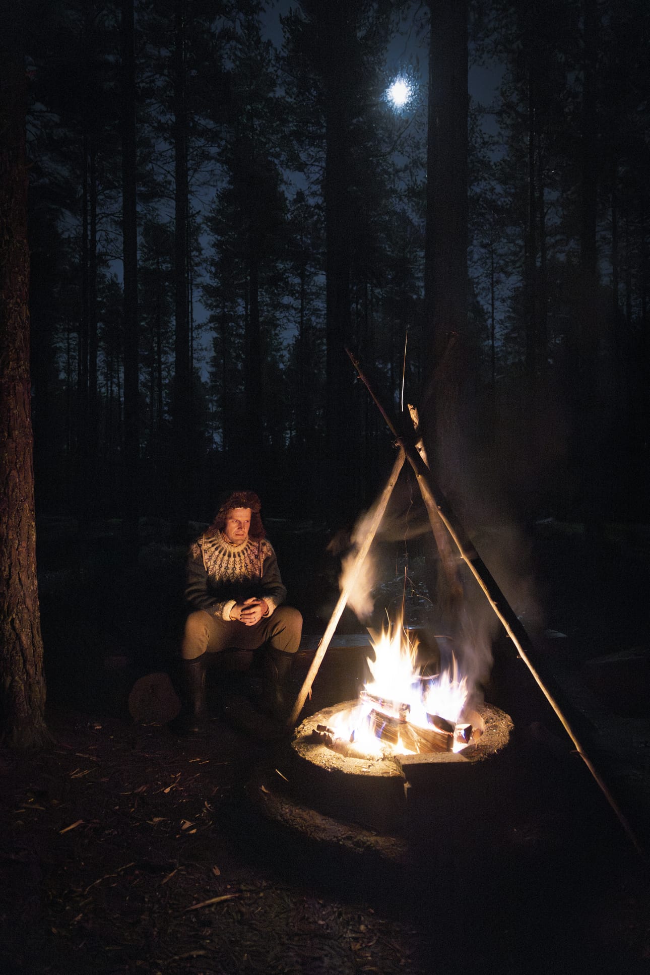 Revontulien näkemisessä on aina sen verran kaoottisuutta matkassa, että niitä näkee joko hyvällä tuurilla tai ennustamisella plus hyvällä tuurilla plus aikatauluista luopumisella. Tutkija Lauri Holapan kanssa valitsimme jälkimmäisen tavan.