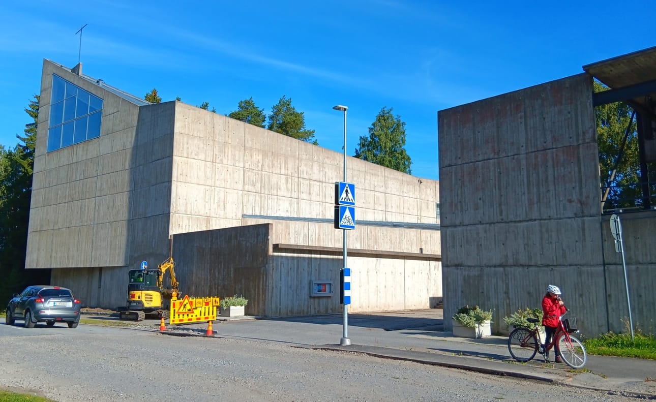 Huutoniemen kirkon ongelmana on kosteuden imeytyminen betonirakenteisiin.