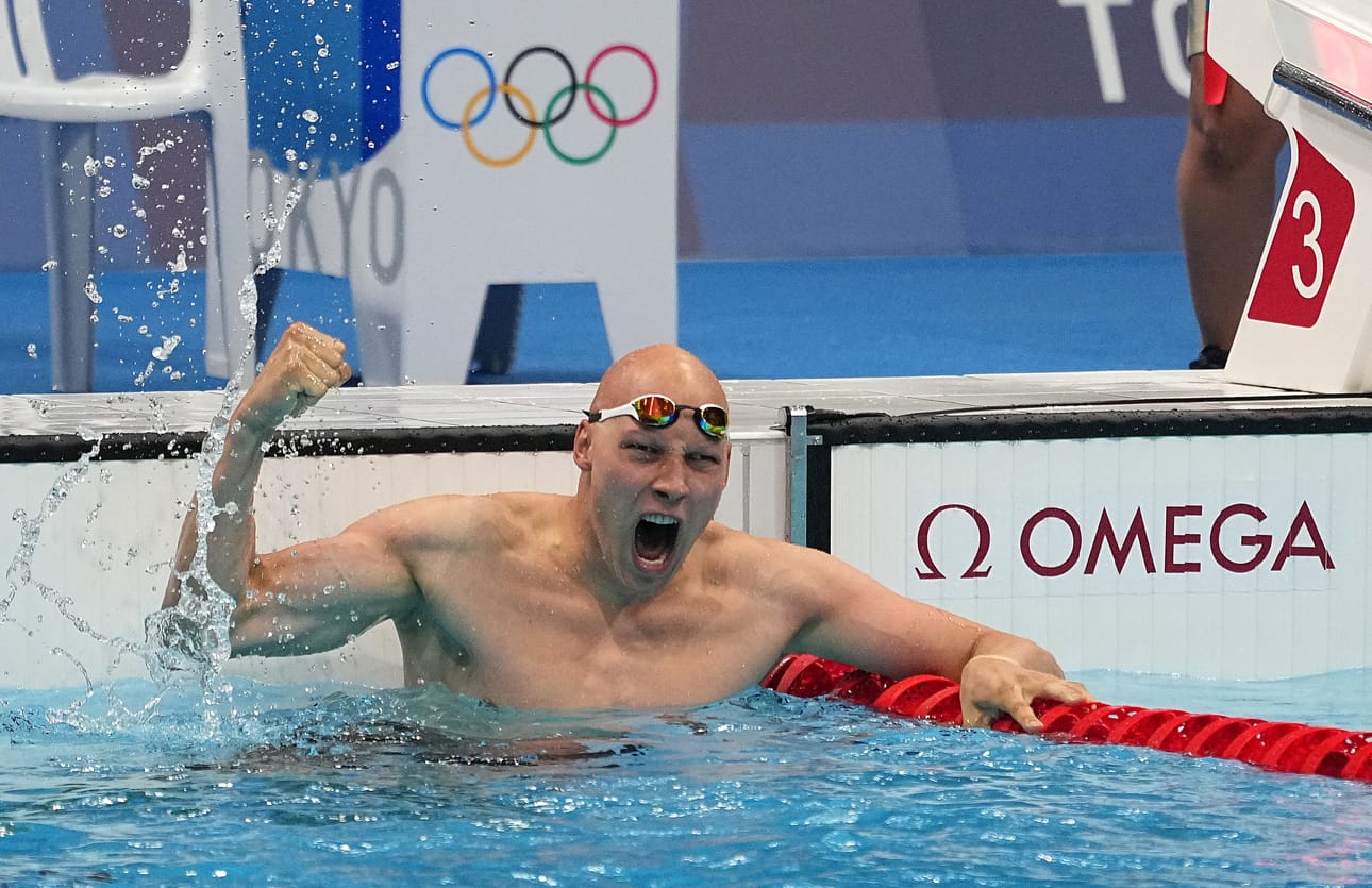 Se on siinä! Matti Mattsson tuulettaa olympiamitalia Tokion altaassa.